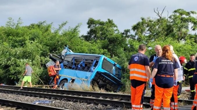 nov-z-mky-yakinlarinda-tren-ve-otobus-carpismasi-en-az-alti-kisi-hayatini-kaybetti-w6ad85XC.jpg