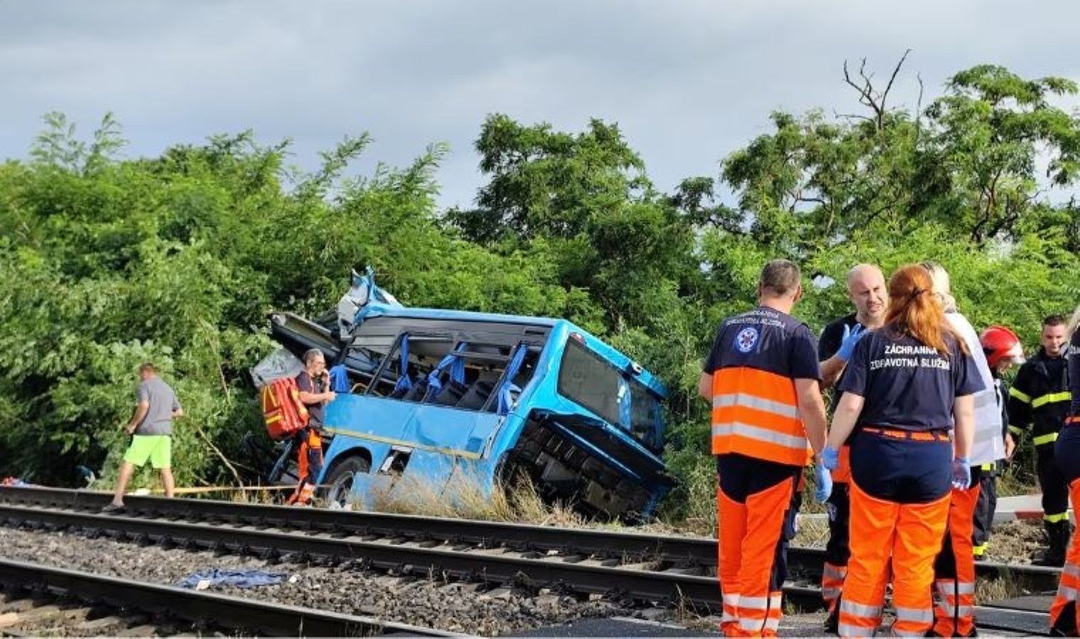 nov-z-mky-yakinlarinda-tren-ve-otobus-carpismasi-en-az-alti-kisi-hayatini-kaybetti-w6ad85XC.jpg