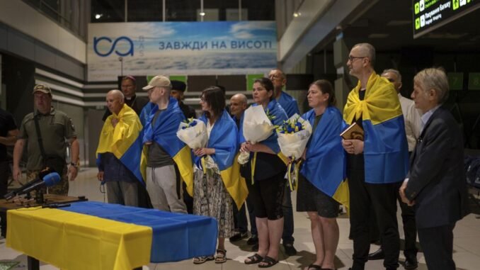 on-ukraynali-savas-esiri-yillarca-rusya-tarafindan-alikonulduktan-sonra-evlerine-dondu-4KphCbr8.jpg