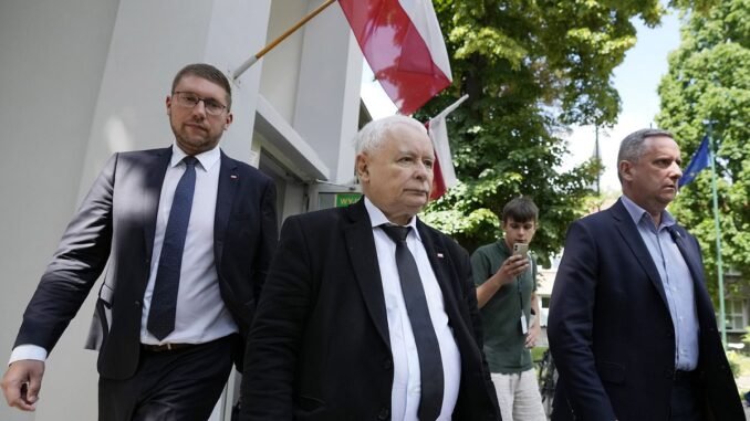 pis-lideri-varsova-secim-merkezinde-fransiz-alman-emperyalizmini-kinadi-VFyyfHW1.jpg