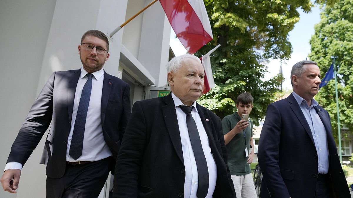 pis-lideri-varsova-secim-merkezinde-fransiz-alman-emperyalizmini-kinadi-VFyyfHW1.jpg