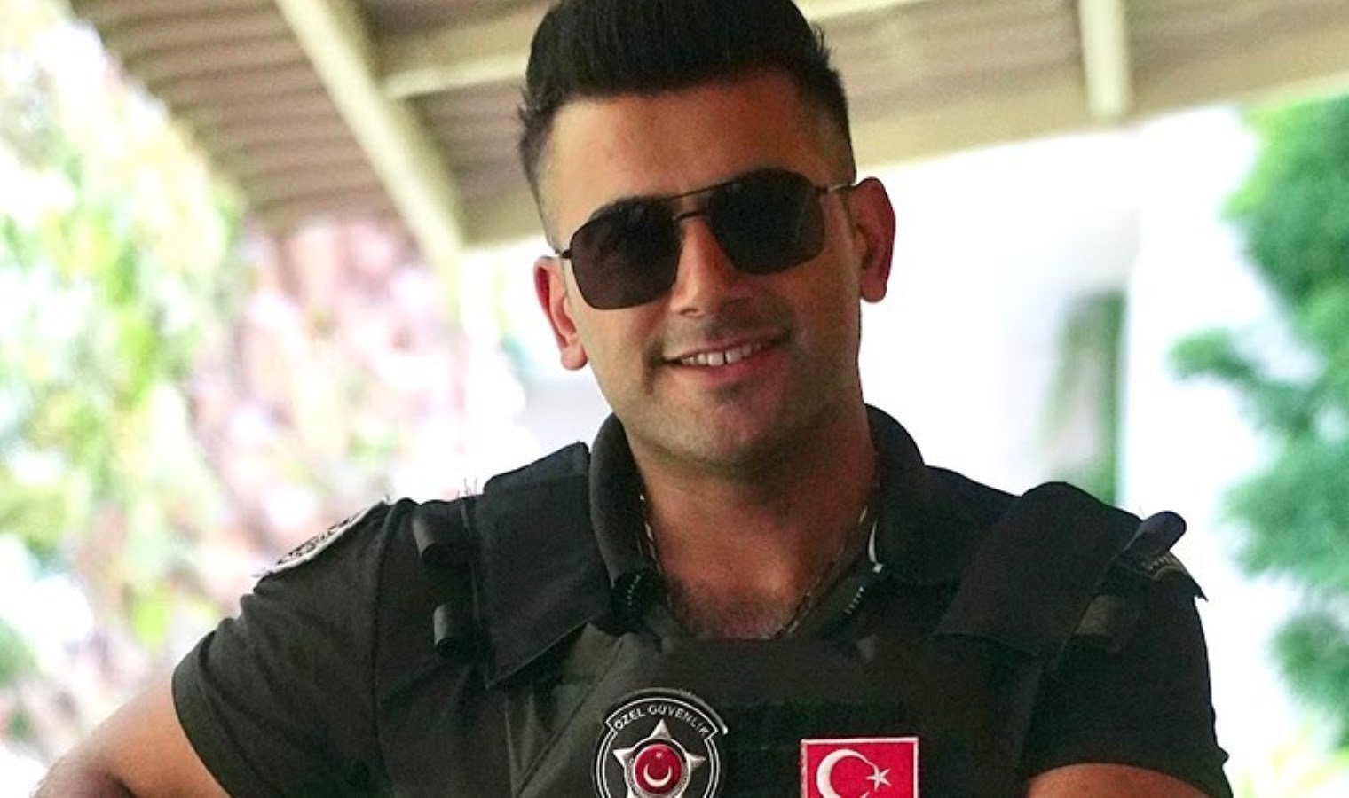 tiktok-fenomeni-yakisikli-guvenlik-meslegini-birakti-ve4pfOpv.jpg
