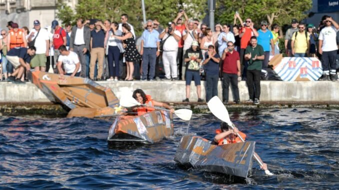 İzmir'de Kartondan Tekneler Yarıştı