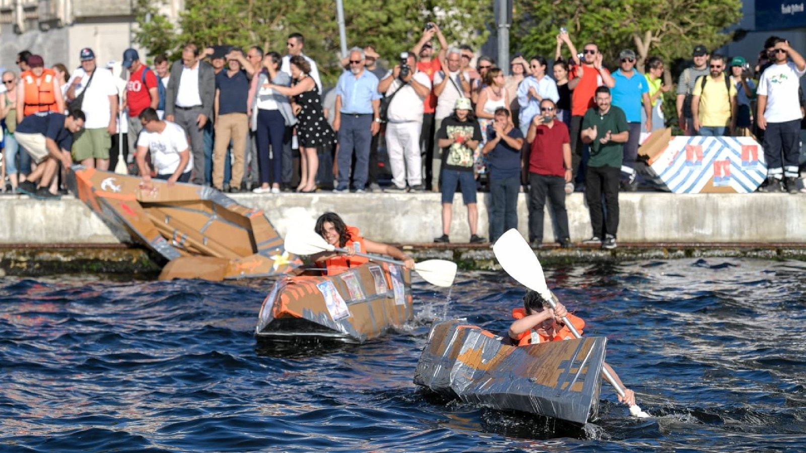 İzmir’de Kartondan Tekneler Yarıştı