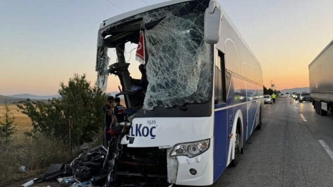 Afyonkarahisar'da Trafik Kazası: 1 Ölü, 9 Yaralı - Merhaba İzmir