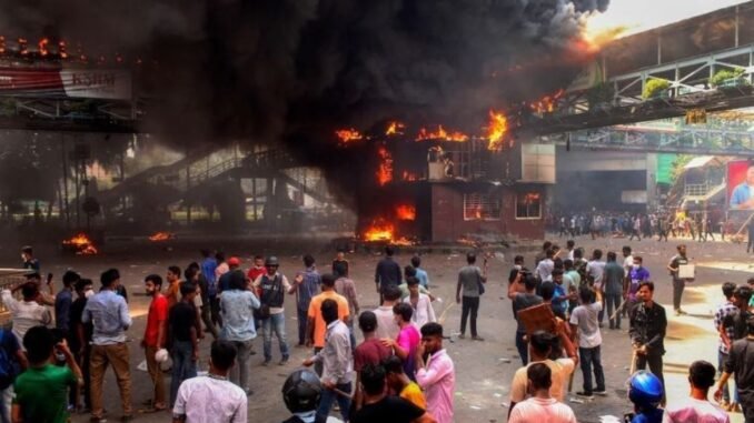 bangladesteki-protestolar-ve-sokaga-cikma-yasagi-SwQ63TGj.jpg
