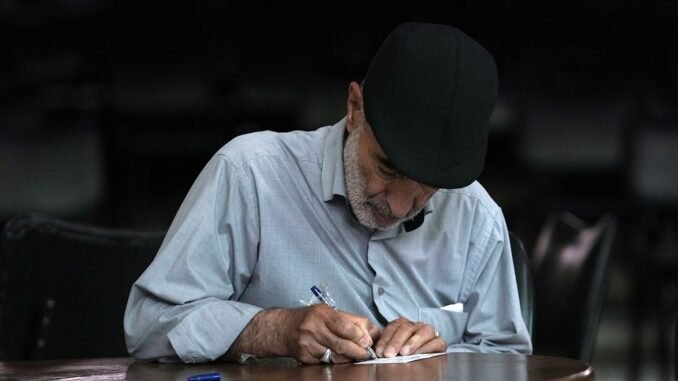 iranlilar-cumhurbaskanligi-secimlerinin-ikinci-turunda-sertlik-yanlisi-ve-reformistler-arasinda-secim-yapiyor-PCOg8r8y.jpg