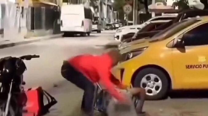 korkunc-maske-ile-saka-yapan-adamin-viral-videosu-fjgLsKXB.jpg