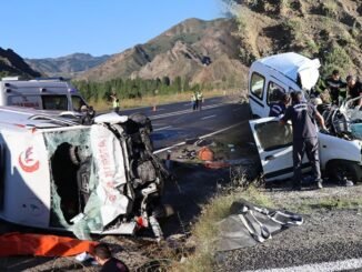 Oltu'da Ambulans ile Hafif Ticari Araç Çarpıştı: 4 Kişi Hayatını Kaybetti - Merhaba İzmir
