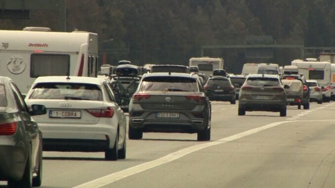 tatilciler-yaz-gunesinin-tadini-cikarmak-icin-yola-cikarken-avrupa-ulkelerinde-trafik-sikisikligi-buyuk-hasara-RbNFZXSI.jpg