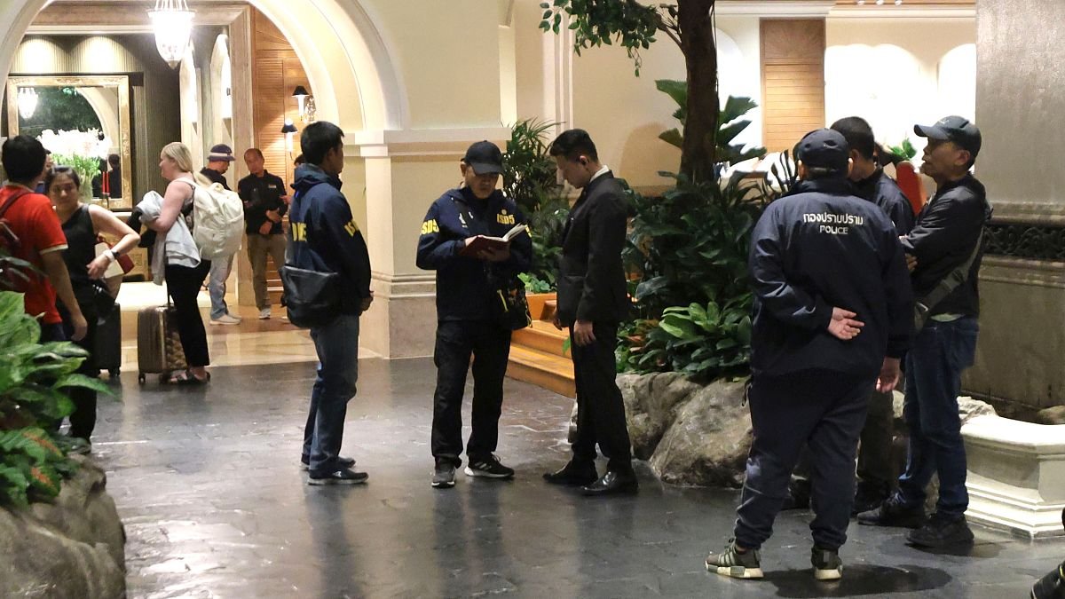 tayland-polisi-bangkoktaki-bir-otelde-siyanurle-oldurulen-alti-kisinin-olu-bulundugunu-soyledi-HaaQpsgS.jpg