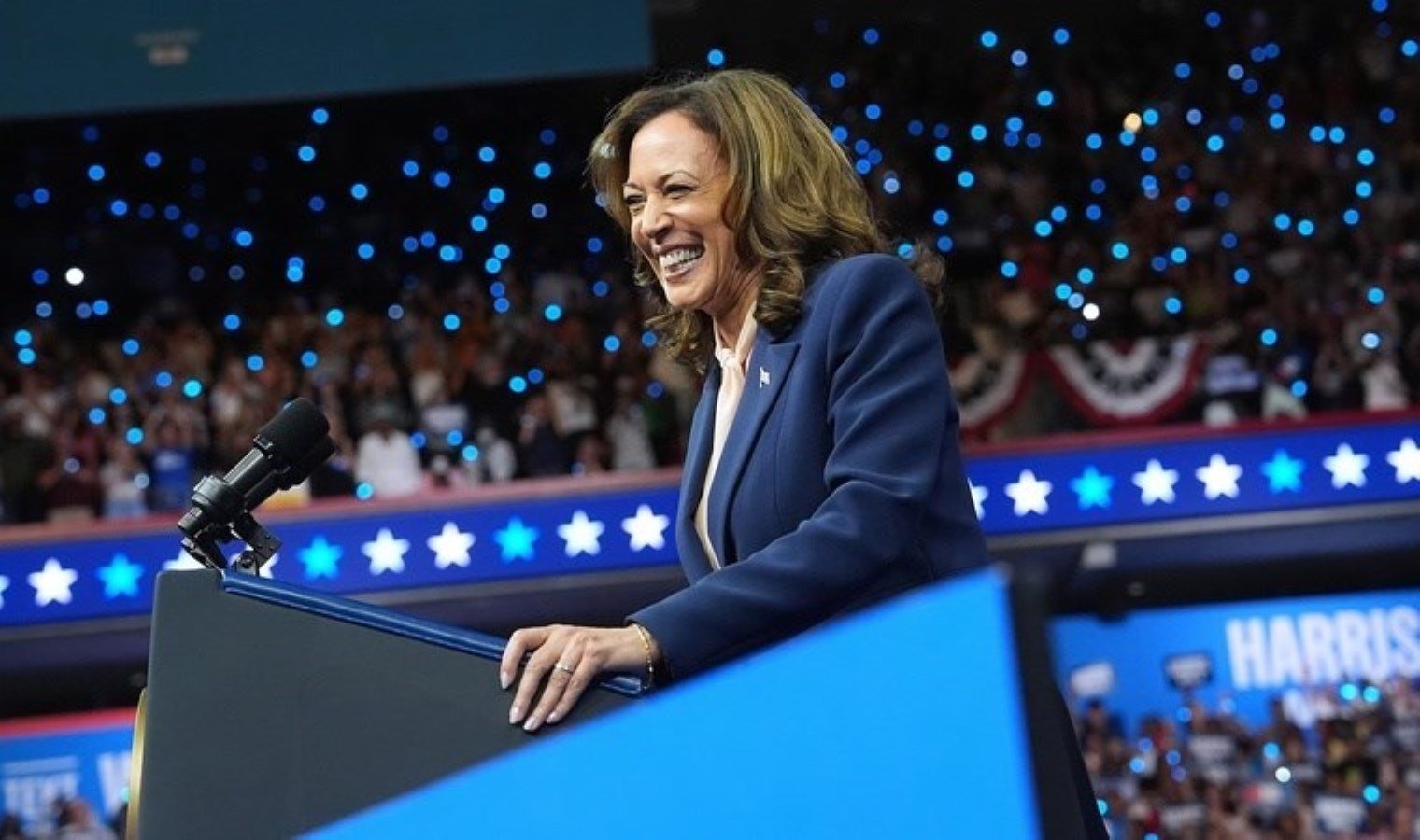 abd-baskanlik-secimleri-kamala-harris-ve-tim-walzin-mitingi-Qy5iXyei.jpg