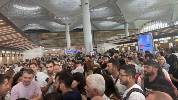 air-montenegro-seferleri-iptal-edildi-yolcular-magdur-oldu-hGM5IfeC.jpg