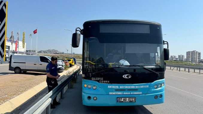 antalyada-halk-otobusunde-tartisma-yolcu-sofore-saldirdi-ZxiuhZ7Z.jpg