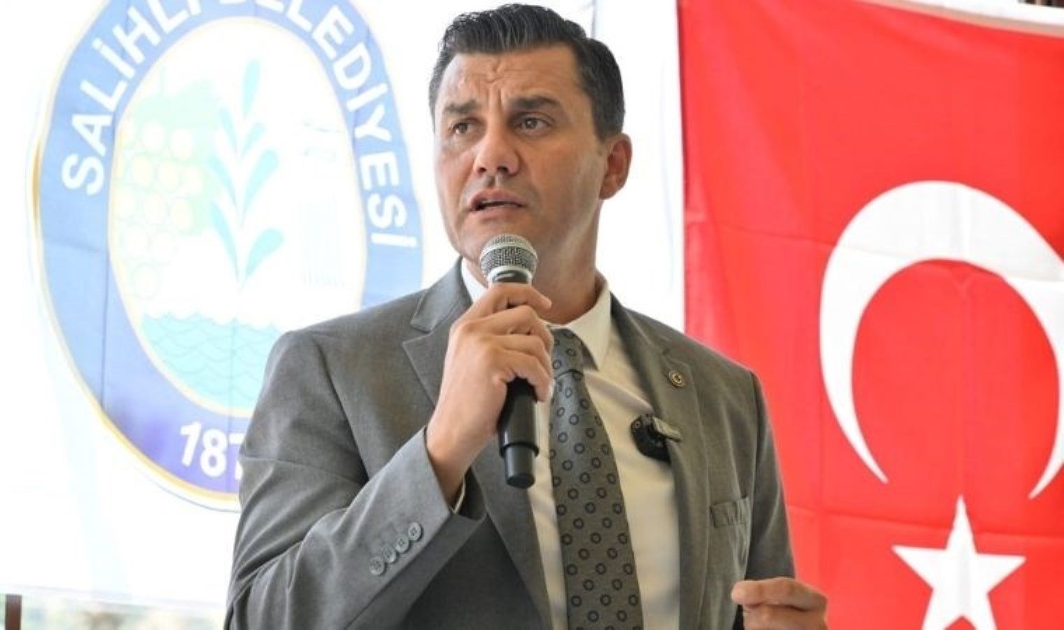baskan-ferdi-zeyrek-salihlide-muhtarlarla-bulustu-3ZS9wyrO.jpg baskan-ferdi-zeyrek-salihlide-muhtarlarla-bulustu-3ZS9wyrO.jpg