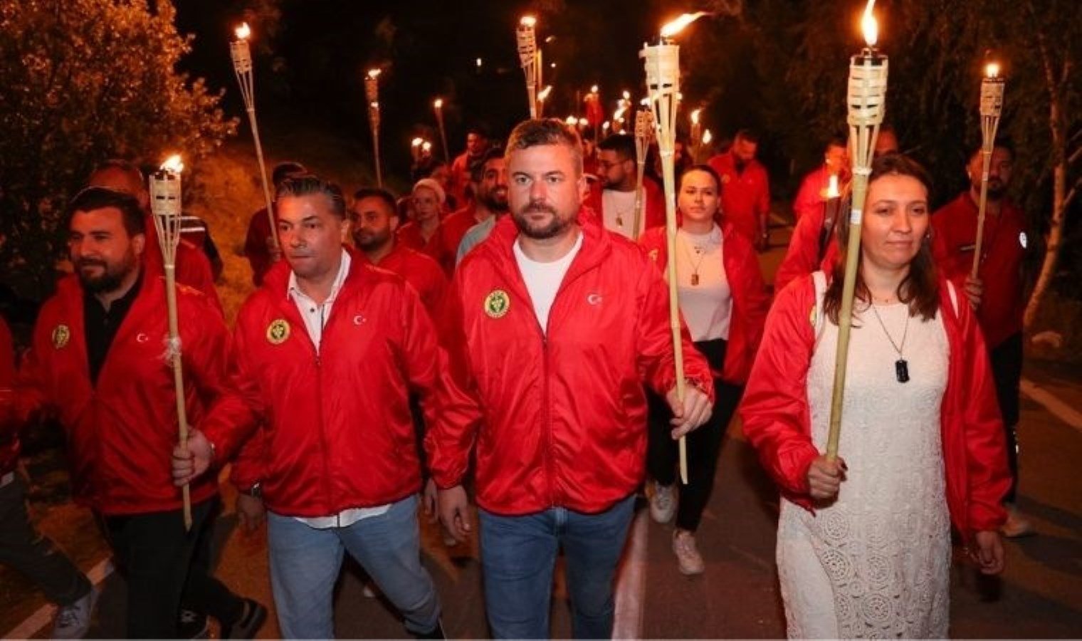 buca-belediye-baskani-gorkem-duman-zafer-yuruyusunde-U2Rz2Zsg.jpg