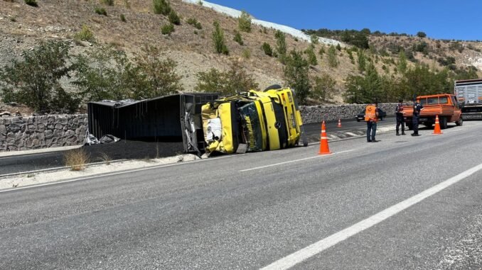 cankirida-tir-devrildi-trafik-durdu-surucu-kurtuldu-tESvvqCp.jpg