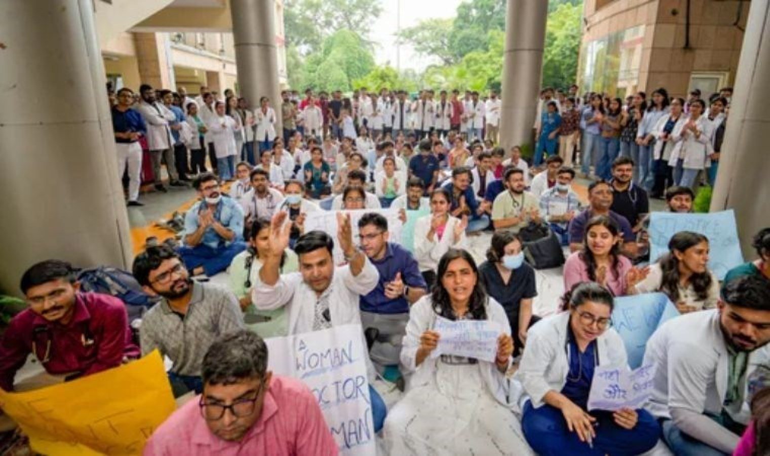 hindistanda-doktorlar-grevde-stajyer-doktorun-olumu-protesto-ediliyor-HGKbADRR.jpg hindistanda-doktorlar-grevde-stajyer-doktorun-olumu-protesto-ediliyor-HGKbADRR.jpg