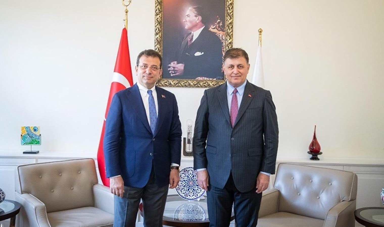 izmir-enternasyonal-fuarinda-ekrem-imamoglu-ile-cemil-tugayin-tarihi-bulusmasi-SYXjraRA.jpg