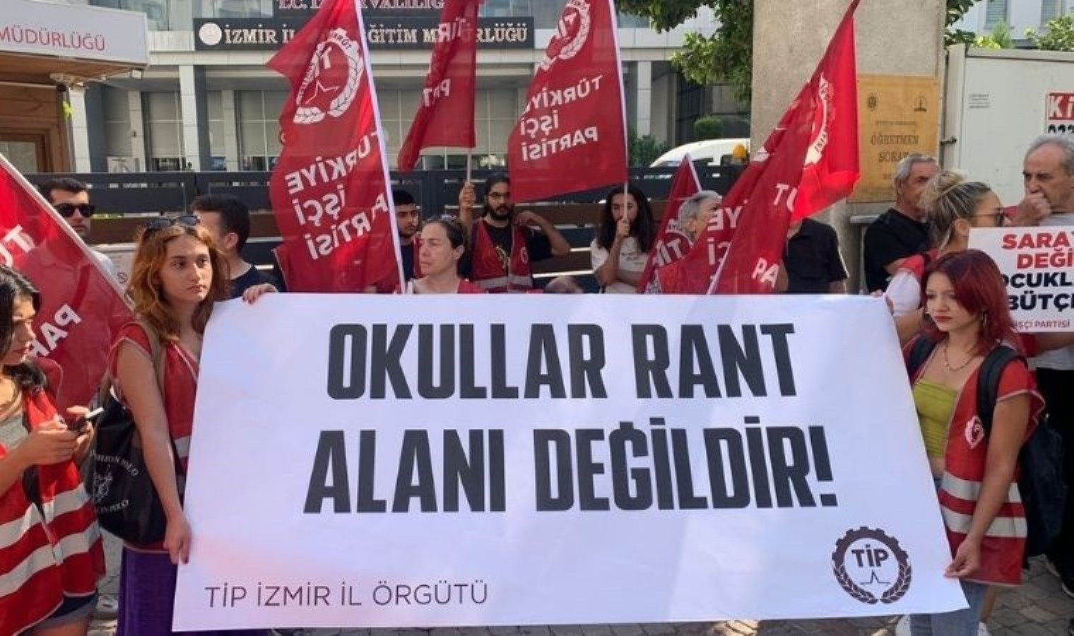 izmir-okullarinin-rant-alani-olmasina-tepki-FVOaLGDH.jpg