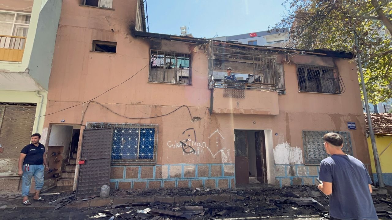 izmirde-ev-yangini-mahalle-sakinleri-korku-dolu-anlar-yasadi-UJOrIO9T.jpg izmirde-ev-yangini-mahalle-sakinleri-korku-dolu-anlar-yasadi-UJOrIO9T.jpg
