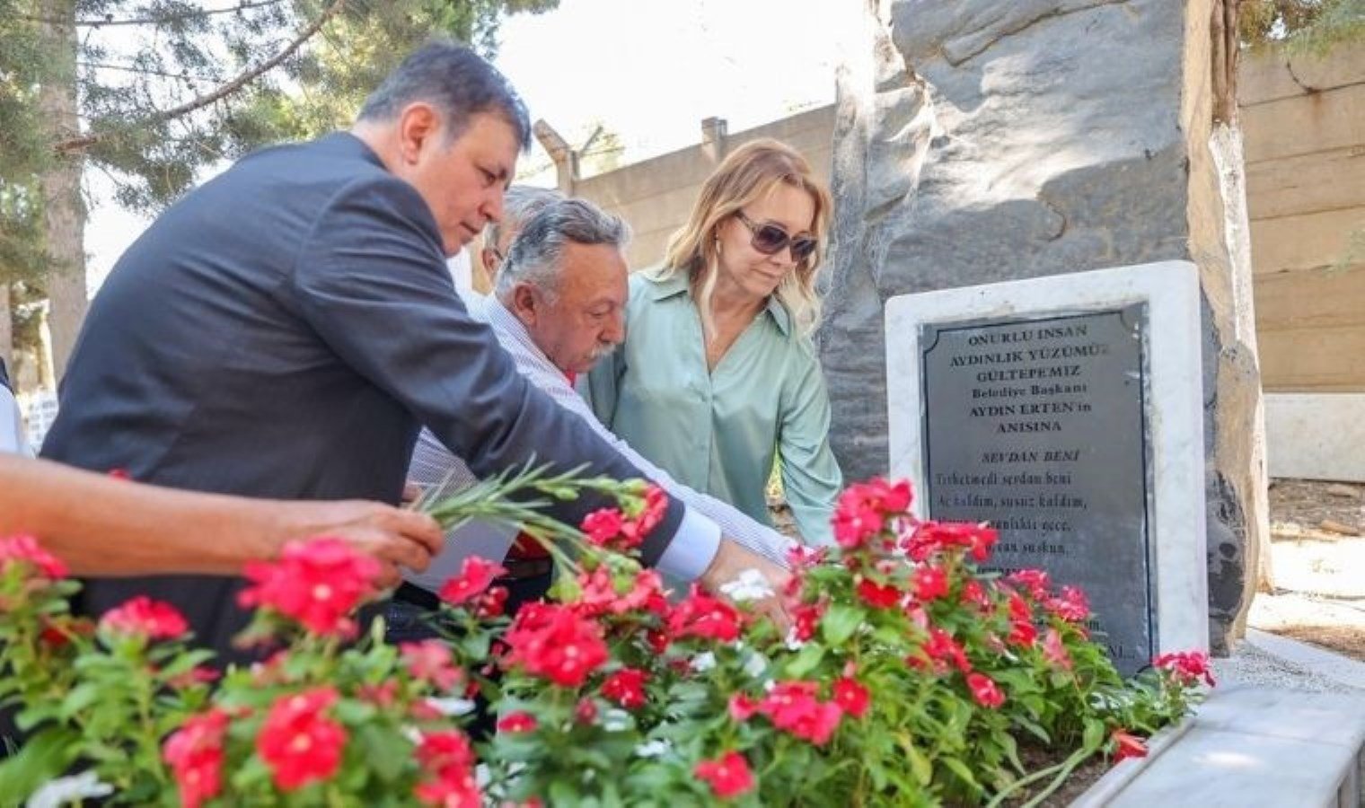 izmirin-efsane-belediye-baskani-aydin-erten-24-yilinda-anildi-IhHV6e8k.jpg izmirin-efsane-belediye-baskani-aydin-erten-24-yilinda-anildi-IhHV6e8k.jpg