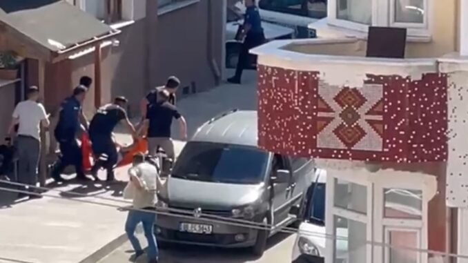 kastamonuda-uyusturucu-bagimlisinin-polislere-saldirisi-sng8Yix9.jpg
