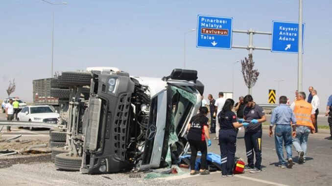 kayseride-beton-mikserinin-devrilmesi-sonucu-bir-kisi-hayatini-kaybetti-uKizlJsG.jpg