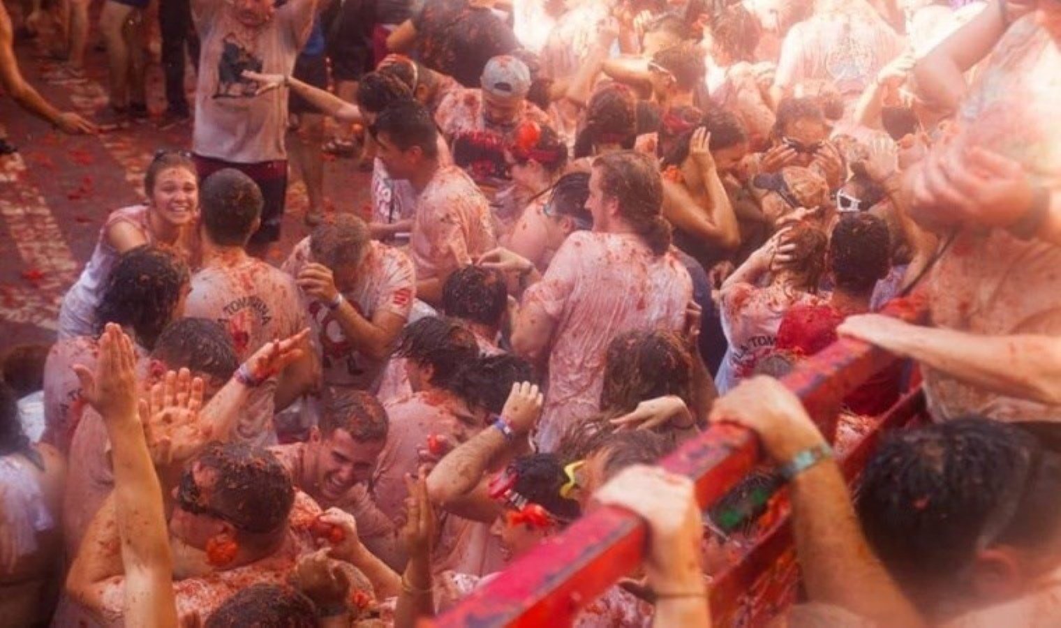 la-tomatina-festivali-kirmiziya-boyanan-sokaklar-V7EzaJhM.jpg