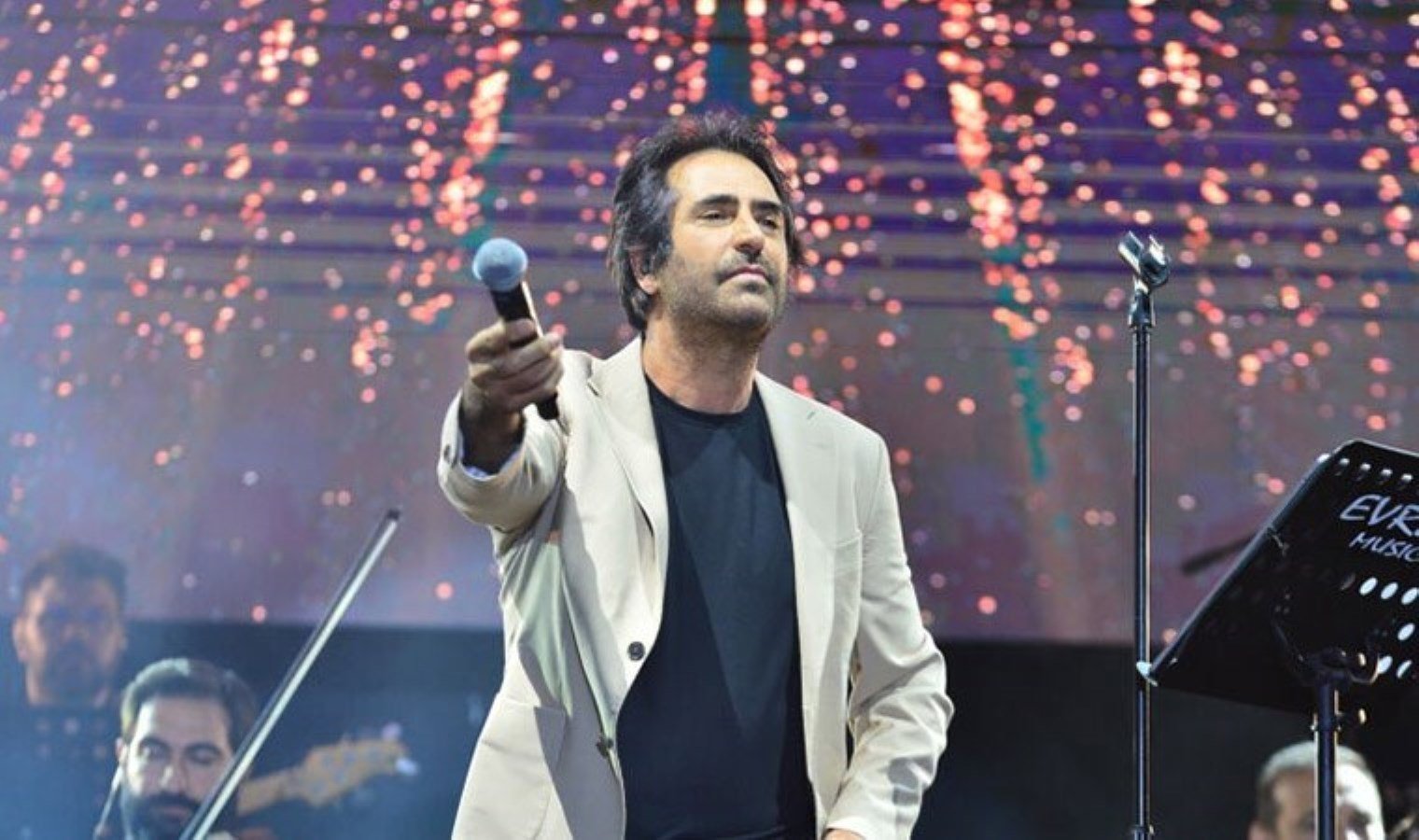 mahsun-kirmizigul-etilerde-goruntulendi-ve-izmirde-ucretsiz-halk-konseri-mujdesi-verdi-DGFjeXqW.jpg