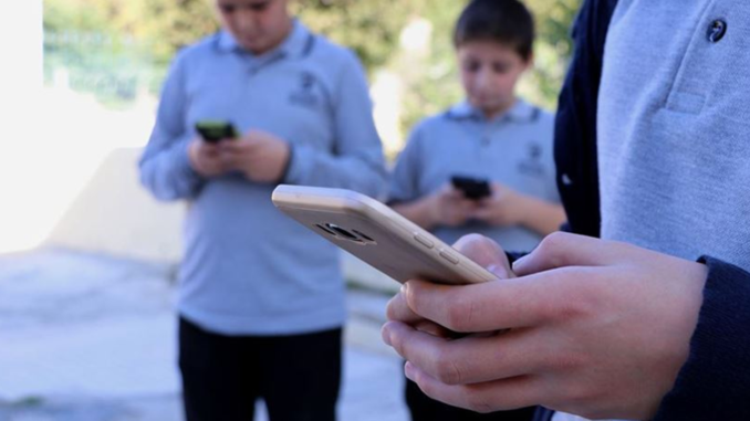 ogrencilerin-dikkatini-dagitan-cep-telefonlari-ve-eyaletlerin-yasal-onlemleri-HwRTyfbO.png