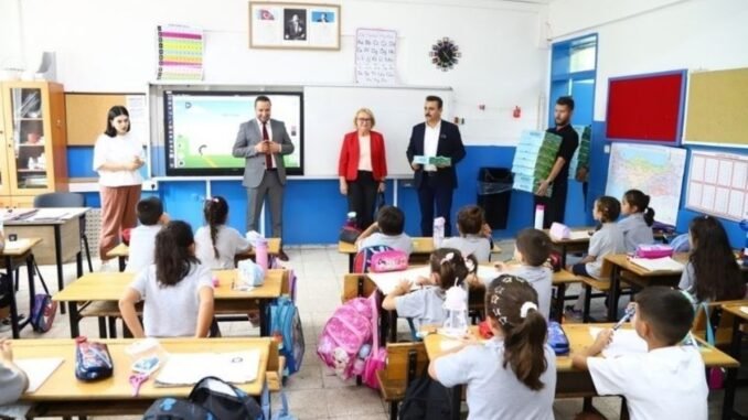 dikili-belediyesinden-birinci-sinif-ogrencilerine-kirtasiye-destegi-GWmSXIq7.jpg