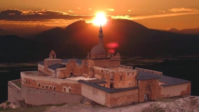 ishak-pasa-sarayi-osmanli-mimarisi-ve-tarihi-zenginlik-UClUCuue.jpg