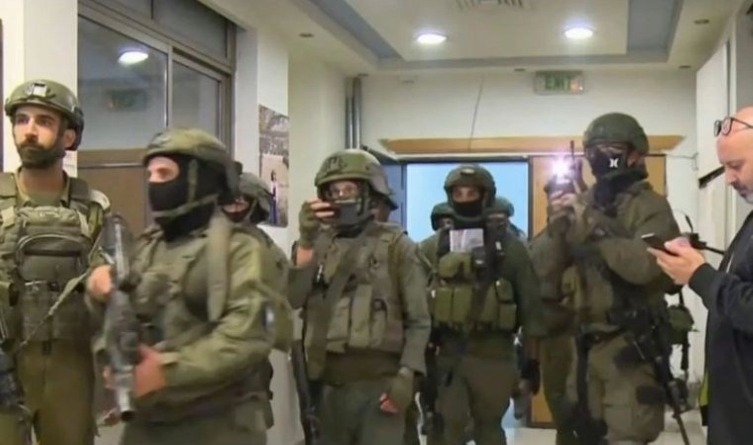 israil-askerleri-al-jazeera-ofisine-baskin-duzenledi-DjIRX8z2.jpg israil-askerleri-al-jazeera-ofisine-baskin-duzenledi-DjIRX8z2.jpg