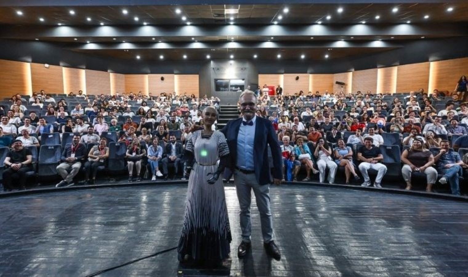 izmir-enternasyonal-fuarinda-robot-sophia-ile-teknoloji-ve-inovasyon-uzerine-konferans-ESVHtsMQ.jpg izmir-enternasyonal-fuarinda-robot-sophia-ile-teknoloji-ve-inovasyon-uzerine-konferans-ESVHtsMQ.jpg