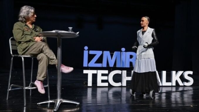 izmir-enternasyonal-fuarinda-robot-sophia-ve-okan-bayulgenin-bulusmasi-PtUeO4GY.jpg