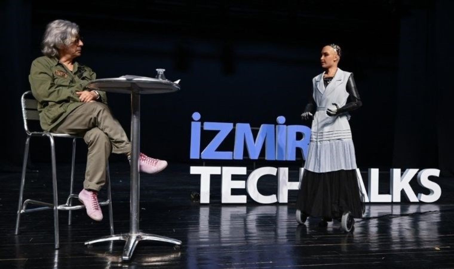 izmir-enternasyonal-fuarinda-robot-sophia-ve-okan-bayulgenin-bulusmasi-PtUeO4GY.jpg izmir-enternasyonal-fuarinda-robot-sophia-ve-okan-bayulgenin-bulusmasi-PtUeO4GY.jpg