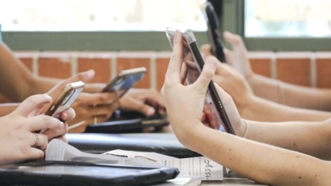kaliforniyada-ogrenci-akilli-telefon-kullanimina-yasa-getirildi-usgeUhdB.jpg