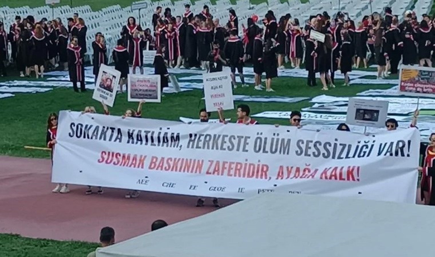 odtu-mezuniyet-toreninde-protestolar-ve-pankartlar-QYQ3dnPx.jpg odtu-mezuniyet-toreninde-protestolar-ve-pankartlar-QYQ3dnPx.jpg
