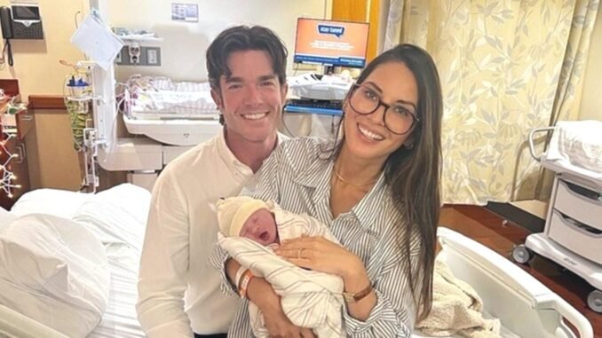olivia-munn-kizini-tasiyici-anne-araciligiyla-dunyaya-getirdi-BrbdRJAg.jpg