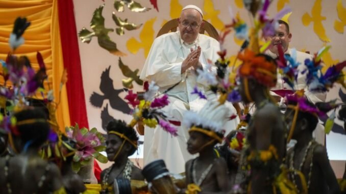 Papa, Papua Yeni Gine'nin ücra ormanlarına oyuncaklar ve ilaçlar getiriyor - Merhaba İzmir
