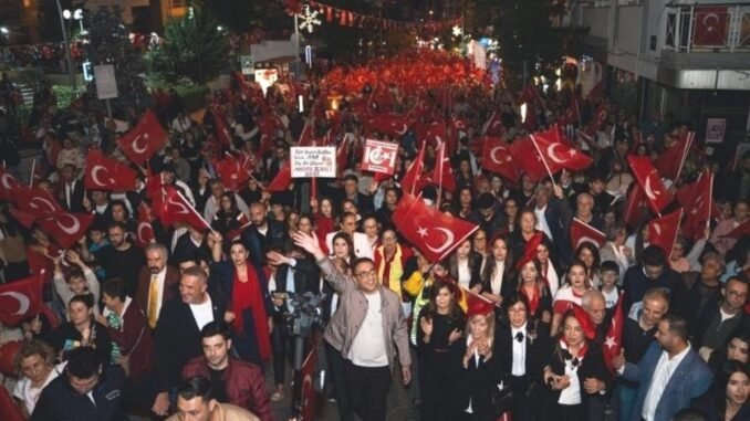 29-ekim-cumhuriyet-bayrami-balcovada-coskuyla-kutlandi-zPeDUUzT.jpg