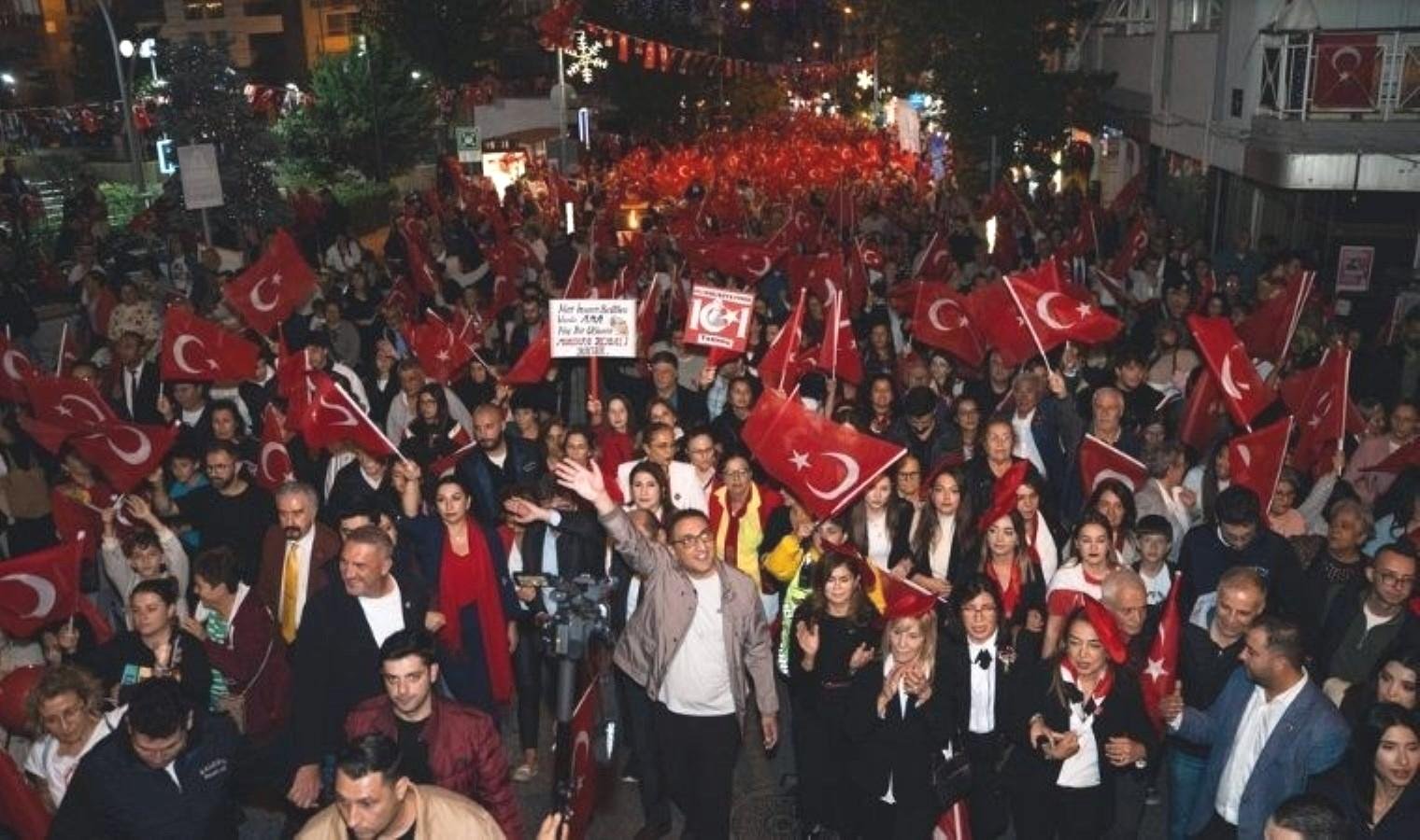 29-ekim-cumhuriyet-bayrami-balcovada-coskuyla-kutlandi-zPeDUUzT.jpg