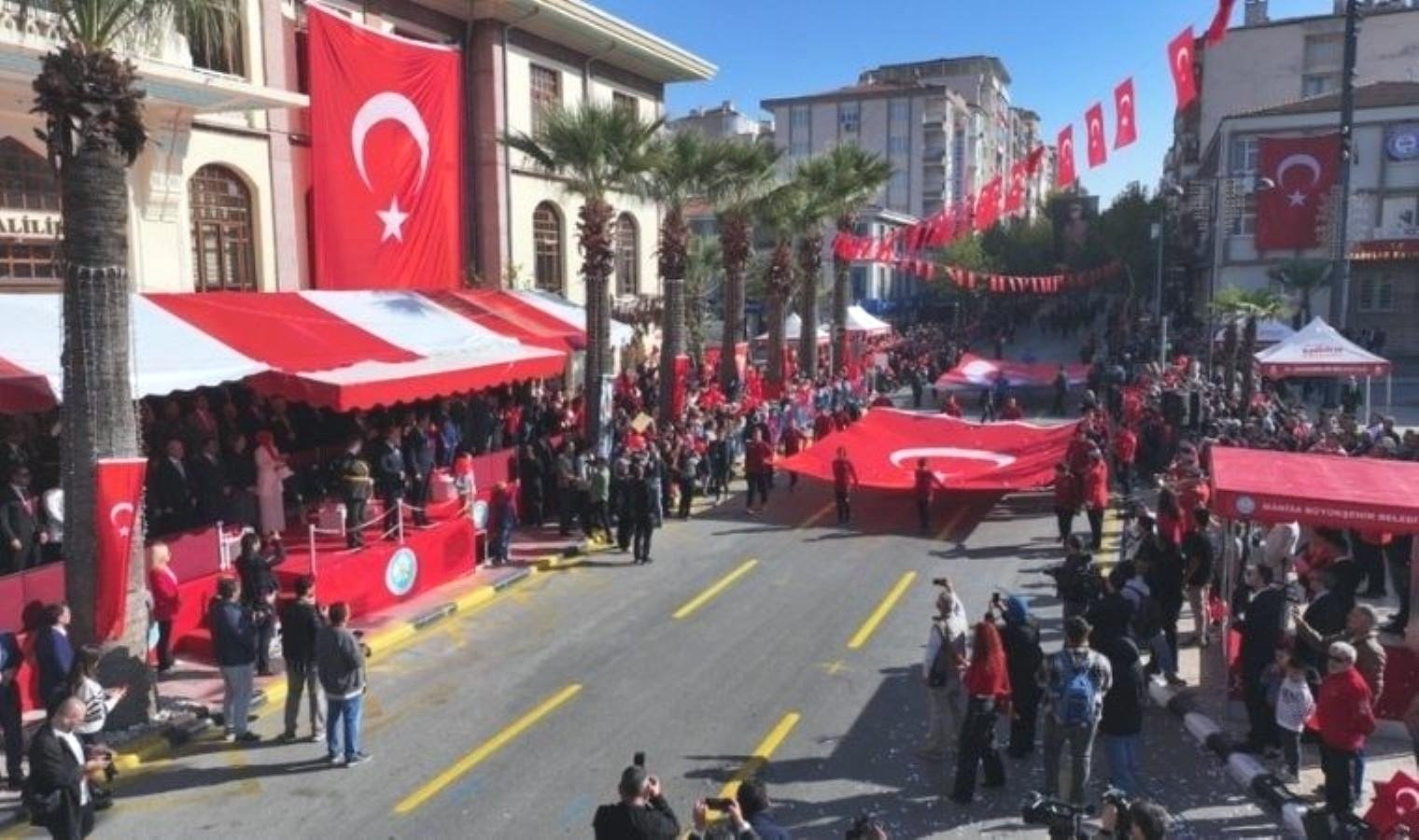 29-ekim-cumhuriyet-bayrami-manisada-coskuyla-kutlandi-UwJAwhtZ.jpg