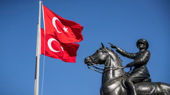 İzmir, 19 İlçede Cumhuriyet Bayramı Kutlamalarına Hazırlanıyor