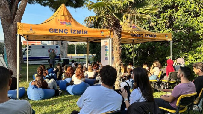 İzmir'de Gençlere Yönelik 'Deneyim Yolculuğu' Programları Başladı