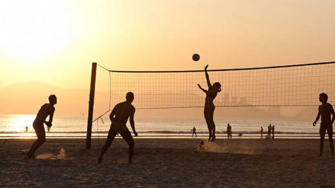 İzmir'de Lise Öğrencileri için Plaj Voleybolu Şenliği