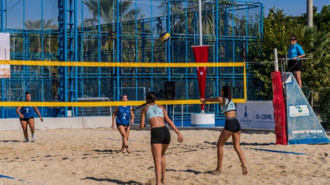 İzmir'de Liseliler Plaj Voleybolu Şenliği Başladı