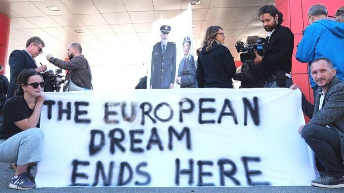 aktivistler-italyan-gemisindeki-ilk-grup-16-gocmenin-arnavutluka-ulasmasina-protesto-etti-YJWQ2KWv.jpg