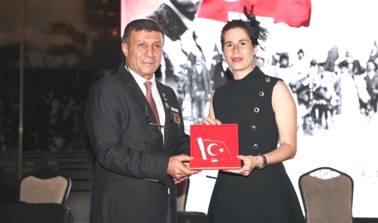 cesme-belediyesinde-cumhuriyet-bayrami-resepsiyonu-dx5Up7wZ.jpg cesme-belediyesinde-cumhuriyet-bayrami-resepsiyonu-dx5Up7wZ.jpg
